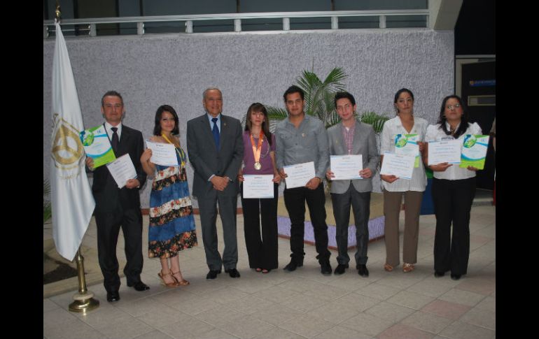 El rector Guillermo Alonzo Velasco (tercero de izquierda a derecha), con alumnos galardonados. ESPECIAL  /