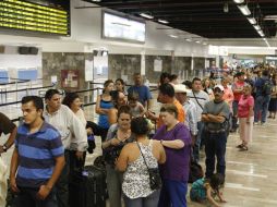 Todavía  ayer por la noche se observaban largas filas de pasajeros en el aeropuerto tapatío que esperaban abordar su vuelo. E.PACHECO  /