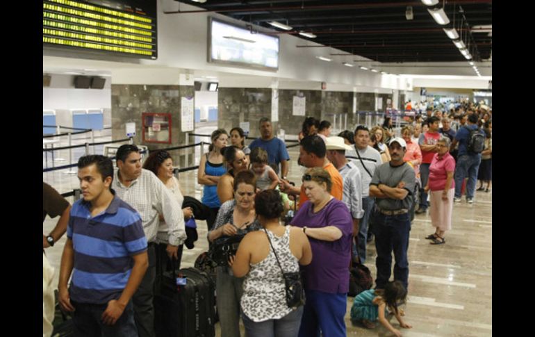 Todavía  ayer por la noche se observaban largas filas de pasajeros en el aeropuerto tapatío que esperaban abordar su vuelo. E.PACHECO  /