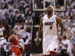 LeBron James fue un factor importante en el triunfo de Miami Heat frente a los Toros de Chicago al anotar 35 puntos. EFE  /