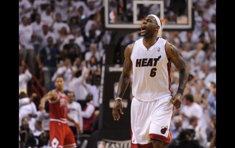 LeBron James fue un factor importante en el triunfo de Miami Heat frente a los Toros de Chicago al anotar 35 puntos. EFE  /