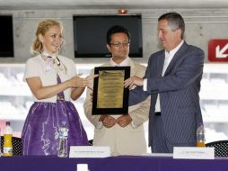 Jorge Vergara y Angélica Fuentes recibieron premio internacional por el estadio del Rebaño. E. PACHECO  /