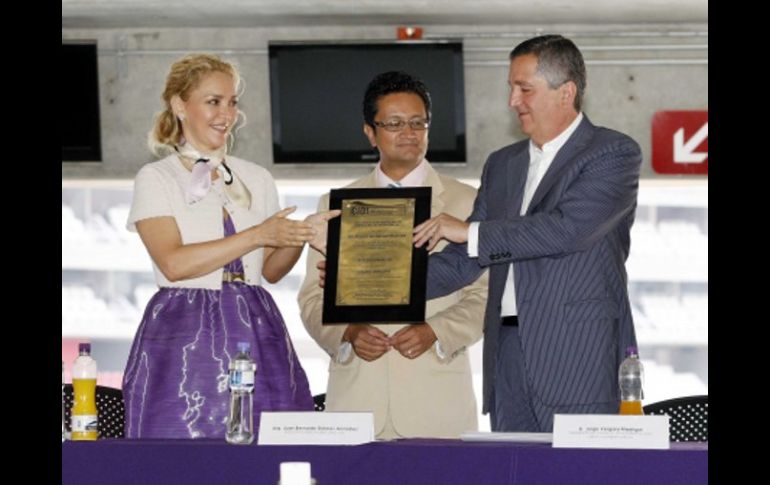 Jorge Vergara y Angélica Fuentes recibieron premio internacional por el estadio del Rebaño. E. PACHECO  /