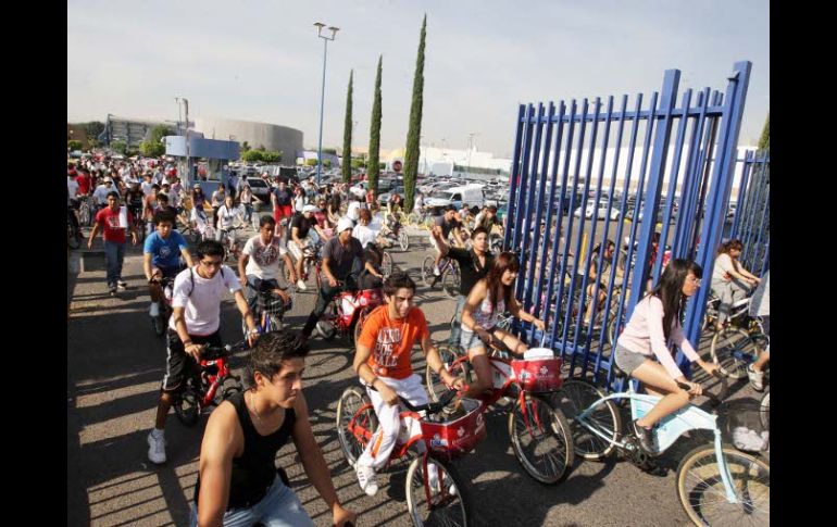 Los jóvenes salieron de la Univa para llegar como primera meta al Parque Metropolitano. A. CAMACHO  /