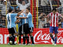 Los jugadores de la Selección Argentina celebran un gol ante Paraguay. EFE  /