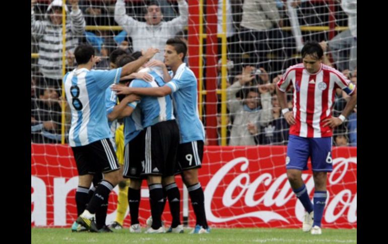 Los jugadores de la Selección Argentina celebran un gol ante Paraguay. EFE  /