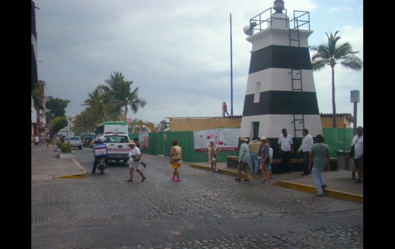 Hace más de una semana inició la la obra de reconstrucción del malecón de Puerto Vallarta. M. INFANTE  /