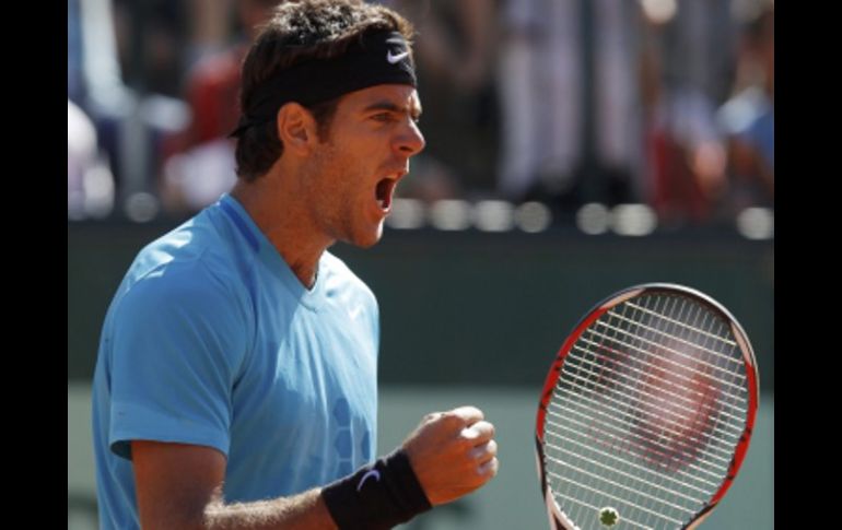 Del Potro festeja tras vencer a Blaz Kavcic, en el Torneo Roland Garros. REUTERS  /