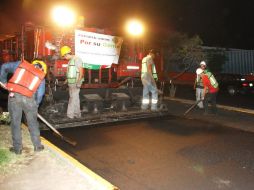 La rehabilitación de la carpeta asfáltica de Laureles se lleva a cabo de 9:30 de la noche a 6:30 de la mañana. ESPECIAL  /