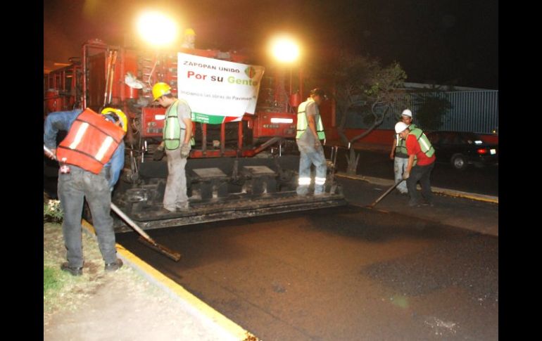 La rehabilitación de la carpeta asfáltica de Laureles se lleva a cabo de 9:30 de la noche a 6:30 de la mañana. ESPECIAL  /