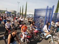 Los estudiantes toman la salida del campus para iniciar el recorrido. A. CAMACHO  /