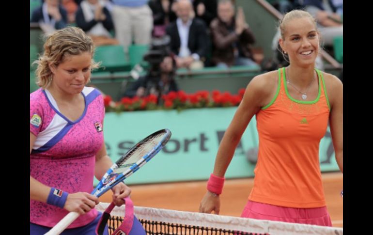 Kim Clijsters (izq.) se va del torneo de París en la segunda ronda. AFP  /