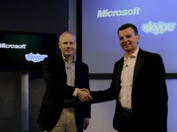 Kurt DelBene (i), presidente de Microsoft y Neil Stevens (d) Vicepresidente de Skype Global Consumer, tras cerrar la venta. ARCHIVO  /