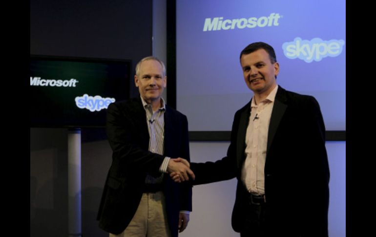 Kurt DelBene (i), presidente de Microsoft y Neil Stevens (d) Vicepresidente de Skype Global Consumer, tras cerrar la venta. ARCHIVO  /