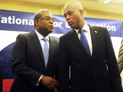 El primer ministro saliente de Haití, Jean-Max Bellerive (i) y el presidente Michel Martelly. ARCHIVO  /