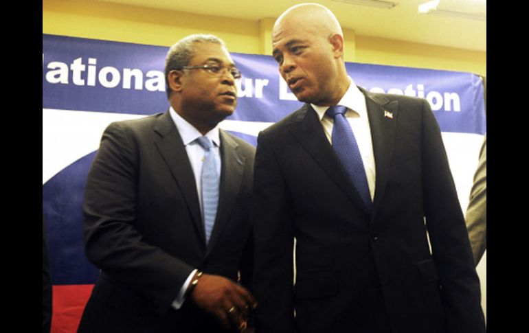 El primer ministro saliente de Haití, Jean-Max Bellerive (i) y el presidente Michel Martelly. ARCHIVO  /