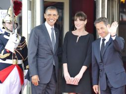 Barack Obama, se muestra sonriente tras saludar a su par francés Nicolas Sarkozy y a Carla Bruni. EFE  /