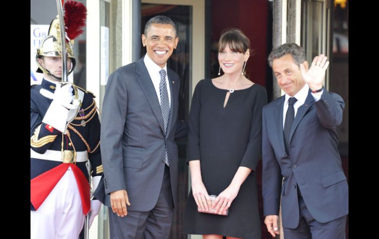 Barack Obama, se muestra sonriente tras saludar a su par francés Nicolas Sarkozy y a Carla Bruni. EFE  /