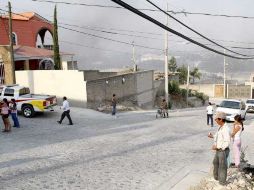 La tarde de ayer ardió en llamas un predio con vehículos en Lomas de El Colli. En los alrededores se visibilizó el humo. E. PACHECO  /