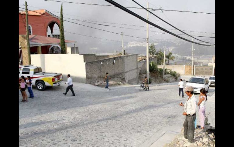 La tarde de ayer ardió en llamas un predio con vehículos en Lomas de El Colli. En los alrededores se visibilizó el humo. E. PACHECO  /