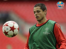 Javier Hernández domina el balón en un entrenamiento del ManU para el duelo ante Barcelona. AP  /