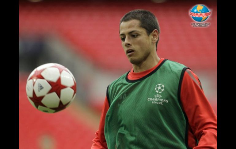 Javier Hernández domina el balón en un entrenamiento del ManU para el duelo ante Barcelona. AP  /