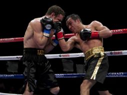 Juan Manuel Márquez, enfrenta al australiano Michael Katsidis, durante un evento en las Vegas. MEXSPORT  /