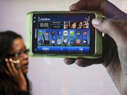 Una compradora hablando por teléfono móvil pasa por un anuncio del nuevo Nokia N8 en Oxford Street en Londres. REUTERS  /