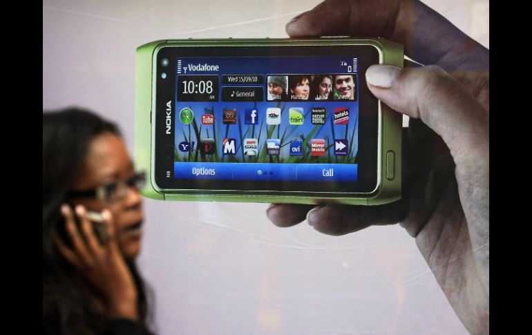 Una compradora hablando por teléfono móvil pasa por un anuncio del nuevo Nokia N8 en Oxford Street en Londres. REUTERS  /