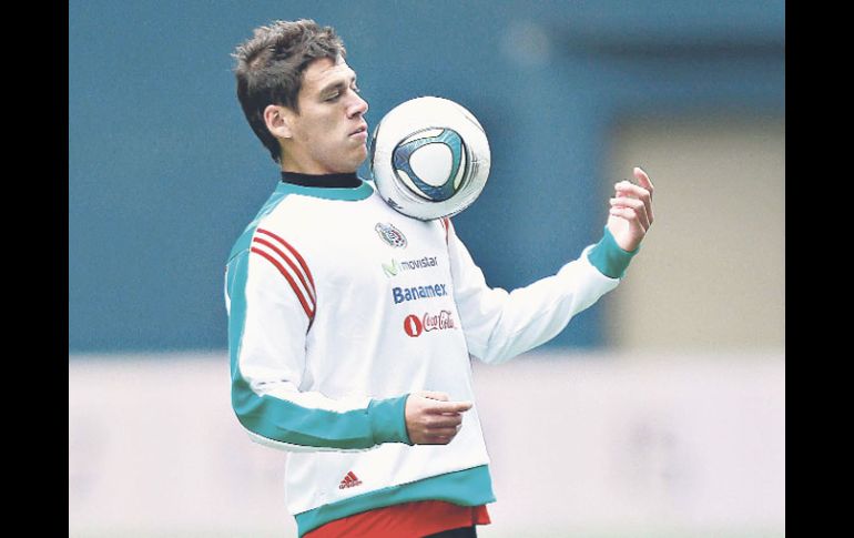 Héctor Moreno domina la pelota durante el entrenamiento del Tricolor en el Estadio Qwest Field. MEXSPORT  /