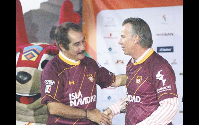 Antonio Leaño (izq.) recibe la felicitación de Carlos Andrade Garín, director del Copag. A. HINOJOSA  /