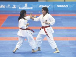 La mexicana Gabriela Domínguez (der.) durante su confrontación ante una karateca venezolana. E. BARRERA  /