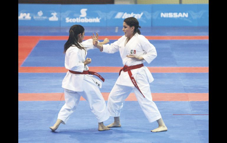 La mexicana Gabriela Domínguez (der.) durante su confrontación ante una karateca venezolana. E. BARRERA  /