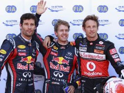 Vettel (centro) y Button (izquierda) consiguieron que de manera inesperada la escudería Red Bull encabece la primera línea de salida.AP  /