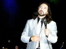 El Buki agradeció al público por el apoyo recibido en sus más de 35 años de carrera. NTX  /