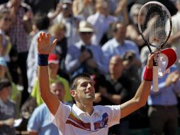 El tenista serbio Novak Djokovic levanta los brazos tras ganar por 6-3, 3-6, 6-3 y 6-2. EFE  /