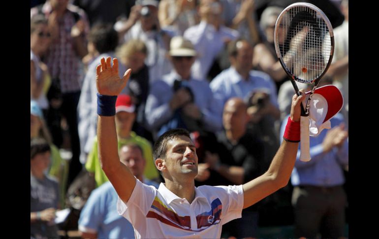 El tenista serbio Novak Djokovic levanta los brazos tras ganar por 6-3, 3-6, 6-3 y 6-2. EFE  /