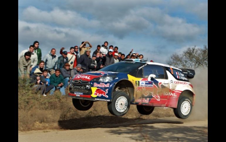 El piloto piloto francés Sebastien Ogier conduce su Citroen, en el Campeonato Mundial Rally en Argentina. EFE  /