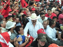 El expresidente de Honduras Manuel Zelaya llega a Honduras después de su exilio. EFE  /