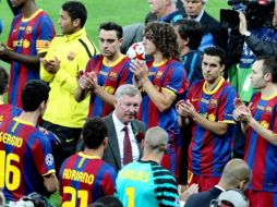 El técnico de Manchester, Alex Ferguson, es aplaudido por los jugadores del Barcelona, al final del partido. EFE  /