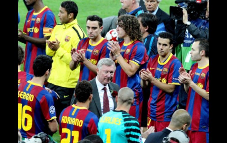 El técnico de Manchester, Alex Ferguson, es aplaudido por los jugadores del Barcelona, al final del partido. EFE  /