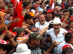 Manuel Zelaya celebra su regreso con cientos de simpatizantes, en Tegucigalpa. AP  /