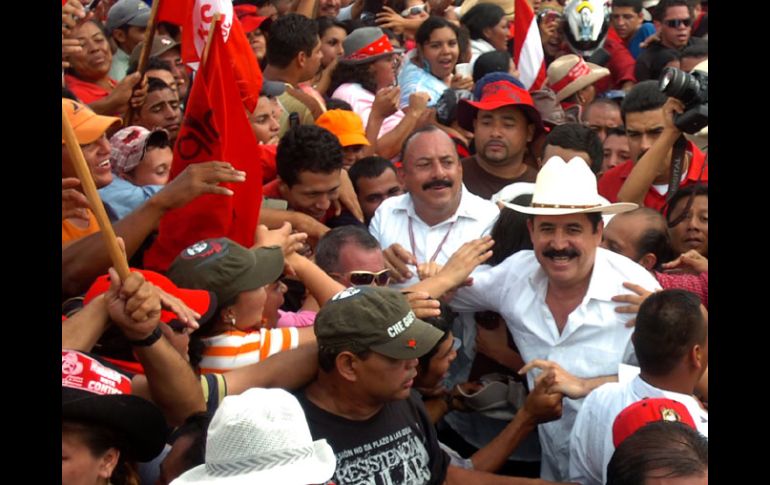 Manuel Zelaya celebra su regreso con cientos de simpatizantes, en Tegucigalpa. AP  /