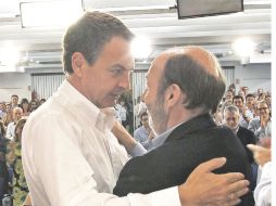 José Luis Rodríguez Zapatero (izquierda) confía en que el actual vicepresidente primero gane las presidenciales el próximo año. EFE  /