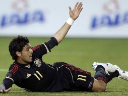 Carlos Vela se queja de una falta en un partido de la Selección mexicana. MEXSPORT  /