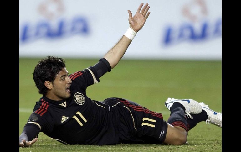 Carlos Vela se queja de una falta en un partido de la Selección mexicana. MEXSPORT  /