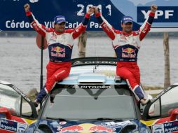 Sebastién Loeb (der.) festeja su victoria en el Rally de Argentina. AFP  /