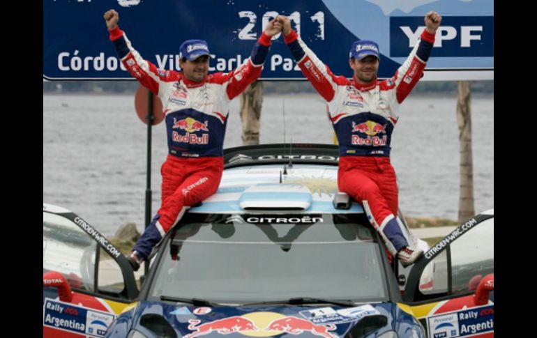 Sebastién Loeb (der.) festeja su victoria en el Rally de Argentina. AFP  /