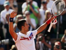 El tenista serbio festeja con los aficionados su triunfo en el duelo de octavos de final. REUTERS  /