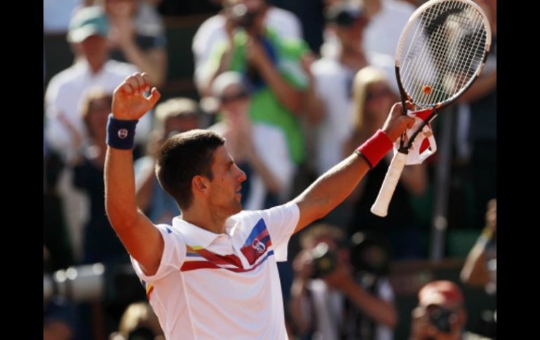 El tenista serbio festeja con los aficionados su triunfo en el duelo de octavos de final. REUTERS  /